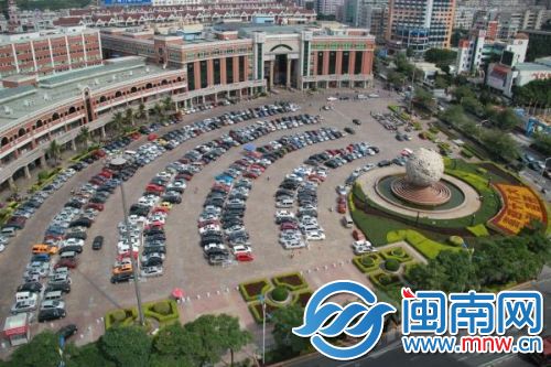 泉州商城广场划分功能区域 设立道闸引导车辆右进右出