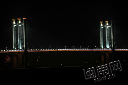 泉州跨海大桥首次亮灯。