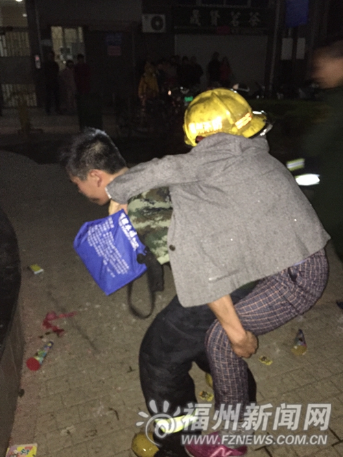 除夕夜消防员一夜里8次出警灭火 年夜饭热了又热