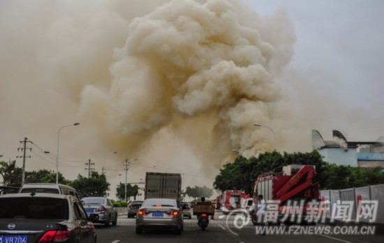 魁浦大桥下冷库拆除引发大火 火场搬出数十气罐
