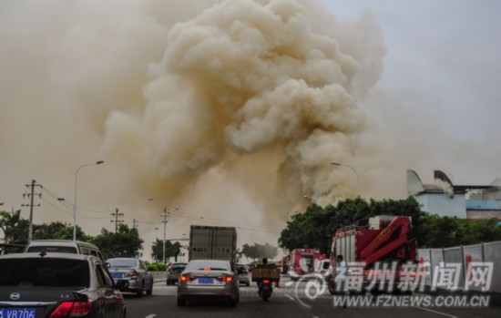 魁浦大桥下冷库拆除引发大火　火场搬出数十气罐