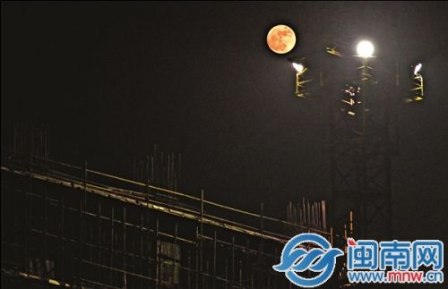 塔吊上的超级月亮（摄于泉州市区江滨路一工地）