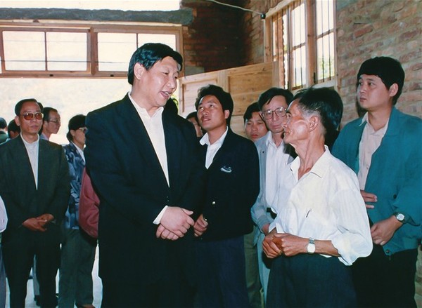 1994年5月,习近平总书记(时任福州市委书记)到福州市永泰县城峰镇太原村调研青梅李果生产。(资料图片)