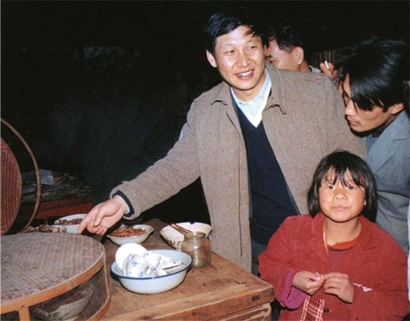 1989年1月，习近平总书记（时任宁德地委书记）到宁德地区屏南县调研时，走访农民家中。（资料图片）