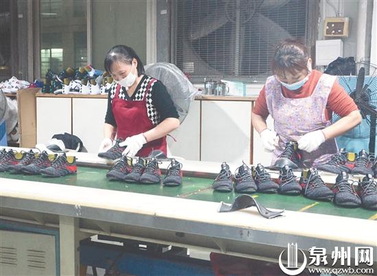 匹克车间内，员工正加班加点生产鞋品。